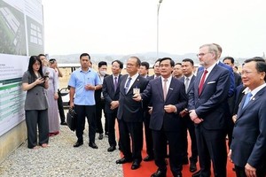 捷克总理彼得菲亚拉及工作团前往考察斯柯达汽车制造与组装厂项目。（图：NDO）