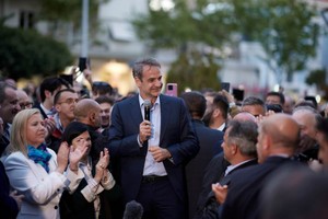 希腊总理萨克拉罗普卢（中）22日提议解散国会获准，5月21日将举行大选。（图：互联网）