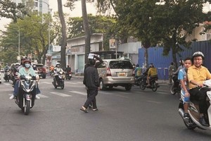 尽管有人行横道线，但不少人仍违规过马路。