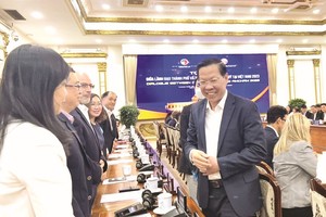 市人委会主席潘文迈与美国企业交谈。