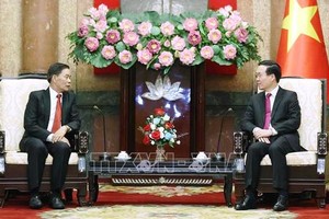 国家主席武文赏与老挝建国阵线中央委员会主席辛拉冯‧胡佩吞交谈。