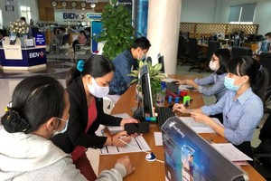 民众在银行办理业务交易。