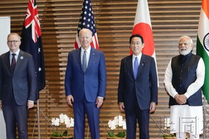 Quad首脑会议前，澳大利亚总理阿尔巴尼斯（左起）、美国总统拜登、日本首相岸田文雄、印度总理莫迪合影。2022年5月24日上午摄于首相官邸。（图：共同社）