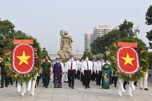 市委书记阮文年率领本市代表团晋谒市烈士陵园。