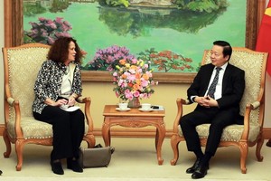 政府副总理陈红河（右）接见世界银行驻越南首席代表卡罗琳‧特克。（图：VGP）