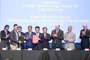 越南国会主席王廷惠见证两国合作协定文本交换仪式。（图：越通社）