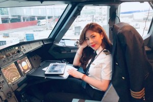 图为一名越南女飞行员。（图：互联网）