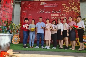 刘惠琼(右四)参加大同进公司关照员工过节活动。