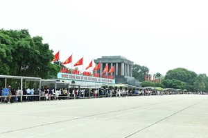 人们排长队晋谒胡志明主席陵。（图：人民军队报）