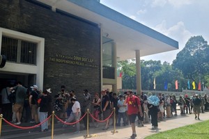 民众排长龙等待购票进入统一会场。（图：黄明）