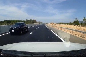 在藩切-油曳高速公路上逆向行驶的皮卡车。（图：视频截图）