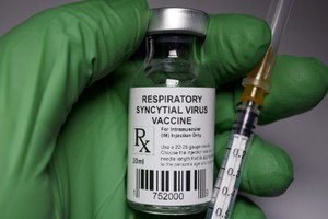 这款疫苗由英国葛兰素史克公司生产，适用于60岁及以上人群，用于预防呼吸道合胞病毒引起的下呼吸道疾病。（图：Getty Images）