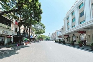 5月6日中午，由于天气炎热，河内市中心的街道空无一人。（图：俊越）