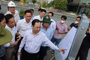 市委副书记阮文孝视察守德市按照建设与移交模式投资项目。