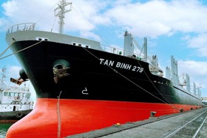 新平279号船停靠在锦谱市港码头上进行装船作业。（图：仲皇）