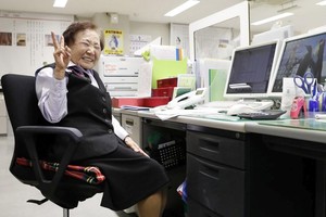 一名女性高龄者在办公室上班。（图：50＋FIFTY PLUS）