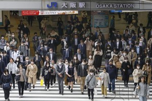 图为5月8日上午在大阪梅田过马路的行人。（图：共同社）