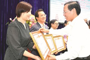 市人委会主席潘文迈向取得出色成绩单位与个人颁发奖状。