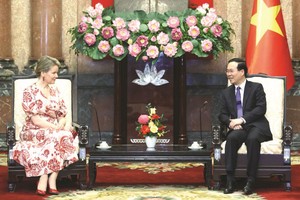 国家主席武文赏（右）与比利时王后玛蒂尔德交谈。（图：越通社）