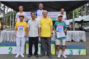 第十一郡越南祖国阵线委员会常务副主席林园德（前排左二）和郡高龄人会主任朱杞文（前排右二）向获奖者颁奖。