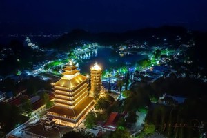 夜幕下灯光璀璨的禁山山顶。