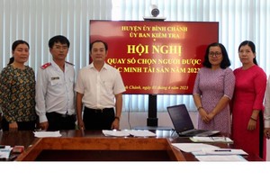 平政县随机拨号选择干部以核实财产、收入。