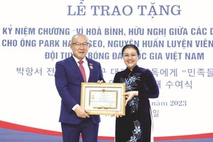 向原男足主教练授予高贵纪念章