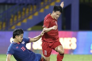 两队球员激烈争球。（图源：互联网）