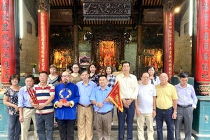 穗城会馆副理事长林海泉与统一粤剧团顾问会同仁合照。