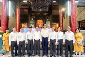 穗城会馆理事等代表祭拜后合照。