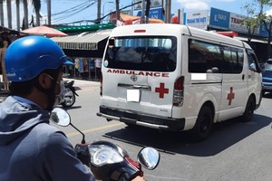 一辆非法活动的救护车。