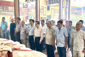 海南会馆一众理事与乡亲举行祭拜仪式。