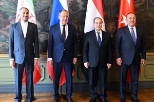 俄叙土伊四国外长在会谈前合影。（图：Sputnik）