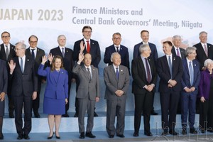 G7财长和央行行长会议与会者在新泻市拍摄合影。（图：共同社）