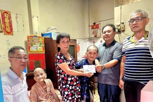 徐氏宗祠代表慰问徐氏芬婆婆并赠送捐助金。