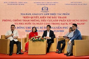 出席推介党中央总书记阮富仲的“坚决坚持斗争肃贪反腐，为建设我党和国家日益廉洁旺盛作出贡献”书籍座谈会的代表，并且就当前的反贪腐工作交换意见。