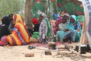 逃离苏丹冲突的苏丹难民坐在乍得库夫隆的临时避难所里。（图：联合国）