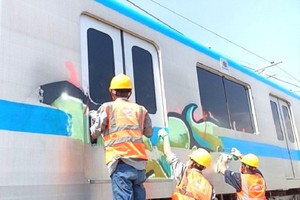 有涂鸦的车厢正在得到恢复原貌。