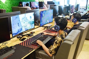 年轻人在第五郡某网吧玩网络游戏。