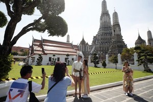 游客在泰国一旅游景点拍照留念。（图：互联网）