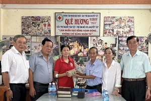 土龙木天后宫理事长王永胜（右三）和诸位理事会成员向故乡人道中心捐赠5000万元和1吨大米。