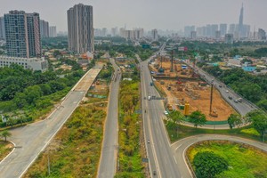 本市建议加强权力下放，以能更快速地解决当前所遇的问题，助力企业发展。图为属于公共投资项目的守德市安富交通枢纽正施工中 。