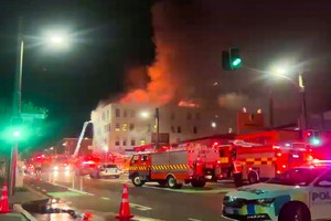 新西兰一旅馆起火致10死