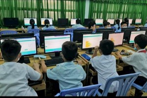 本市学生学习电脑课程。