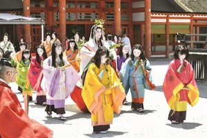 京都“葵祭”约 500 人盛装游行