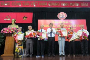 第十郡向高党龄党员颁授党龄纪念章