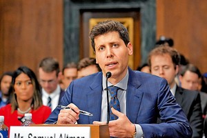 OpenAI行政总裁阿尔特曼16日出席美国国会听证会，探讨AI风险及监管。（图：AP）