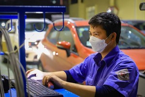 登检员正在为车辆进行检查。