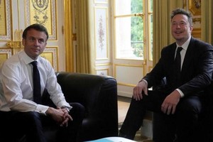 当地时间5月15日，在法国巴黎爱丽舍宫举行的会谈之前，特斯拉首席执行官埃隆·马斯克与法国总统埃马纽埃尔·马克龙合影留念。（图：AFP）