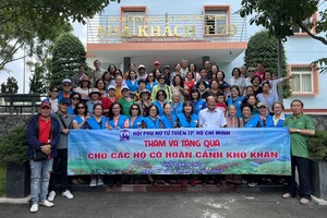 华人单位关爱德农省贫困户及学生